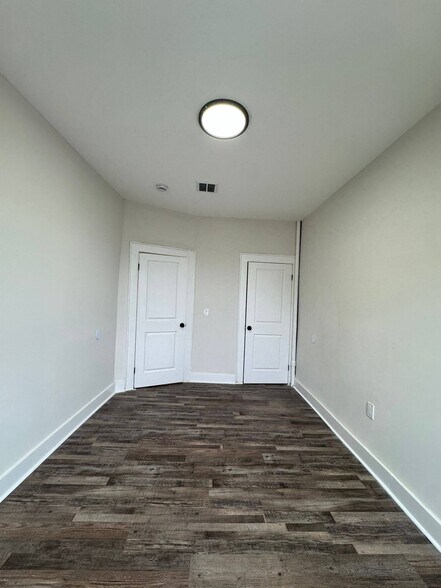 Building Photo - 161 Maple Ave