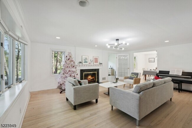 Building Photo - 24 Thackeray Dr