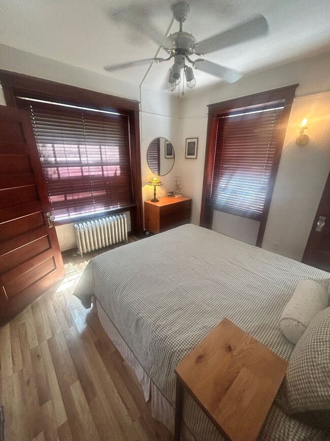 Building Photo - 2 bed 1 bath Cap Hill Condo w/Parking!