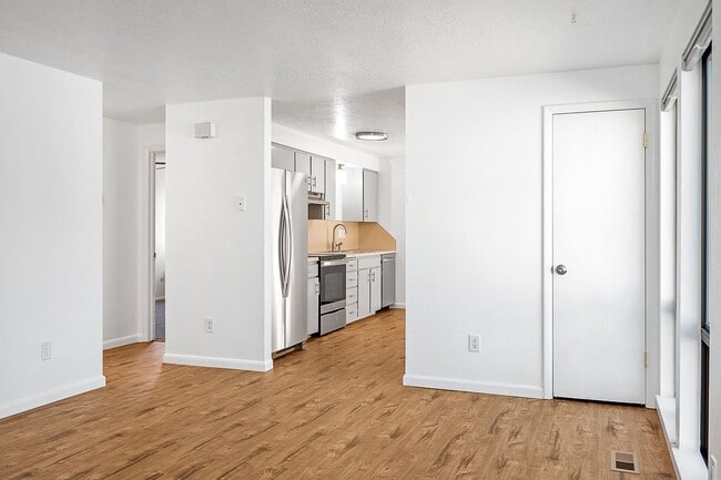 Building Photo - Super Cute North End Place with Garage and Backyard!