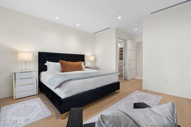 Building Photo - 6587 N Palmeraie Blvd