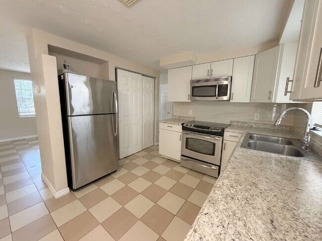 Building Photo - "Charming 3-Bed, 2-Bath on Jackson Street"