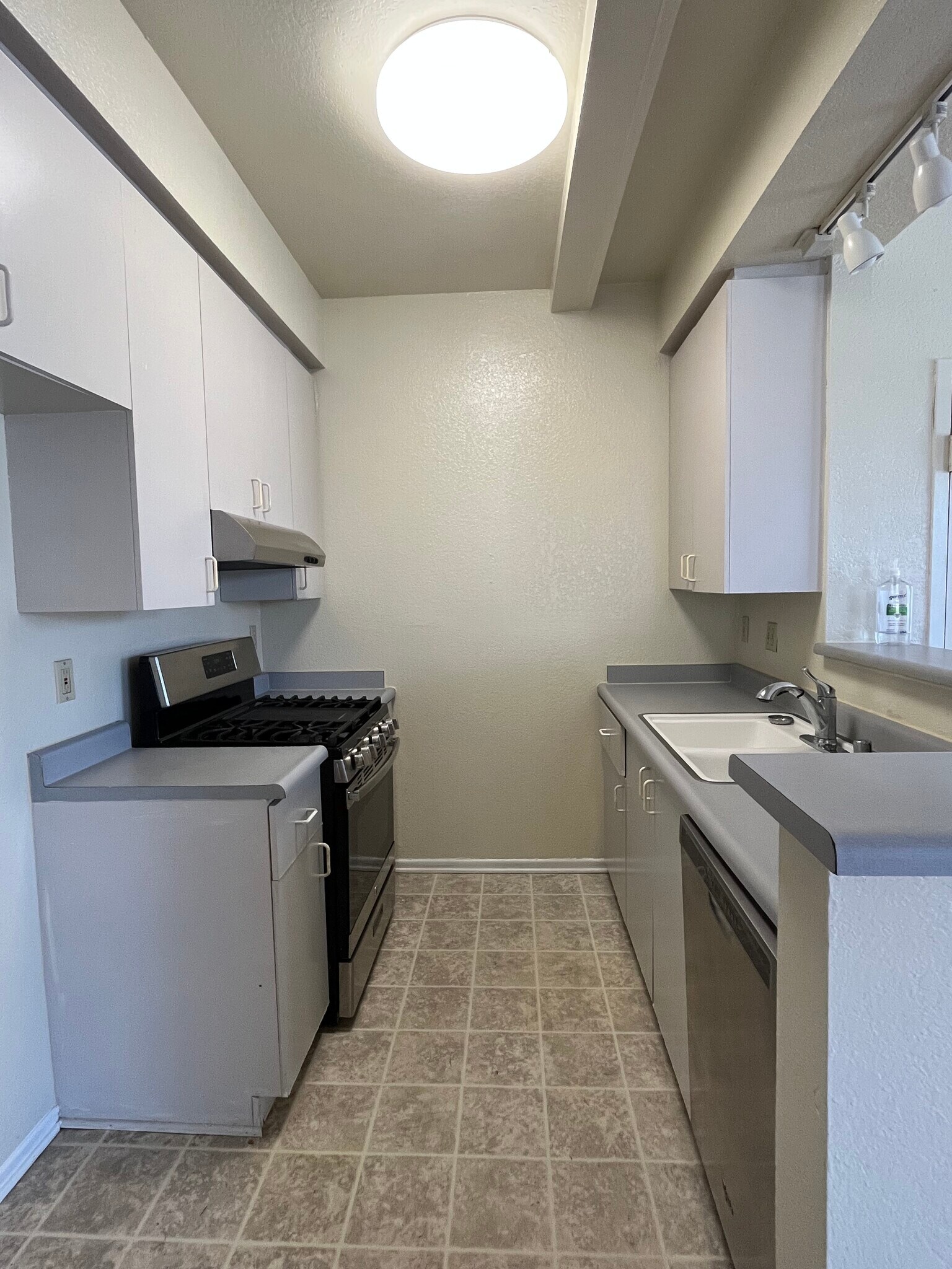 Kitchen - 6715 W 86th Plz