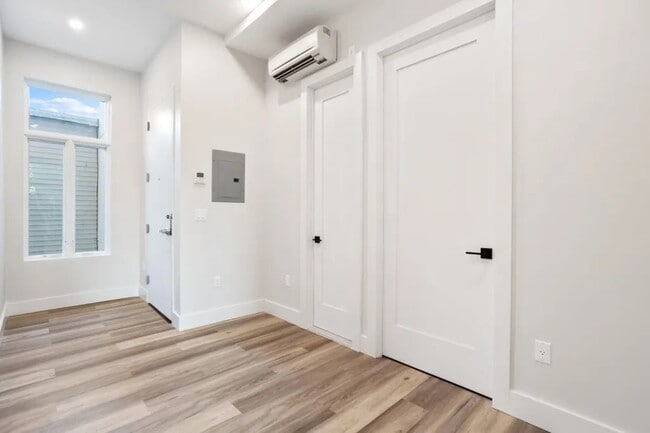 Building Photo - Furnished room/NOT APARTMENT