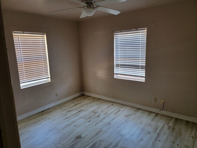 Building Photo - 1205 NW Taft Ave