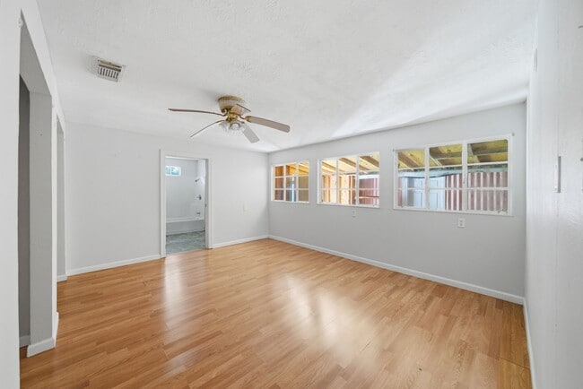 Building Photo - 410 Live Oak St