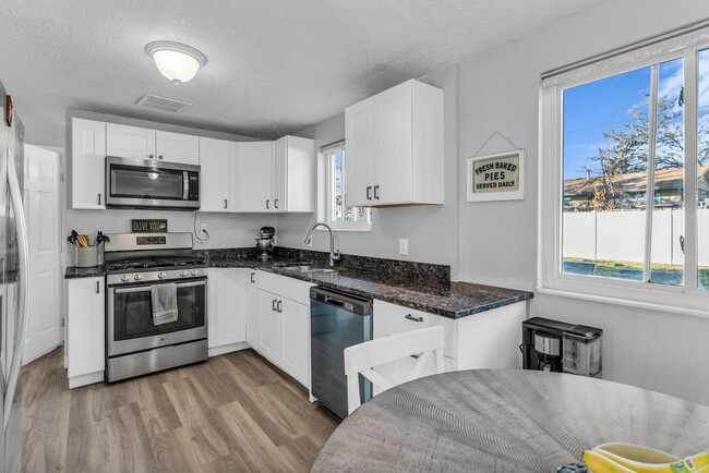 Building Photo - 1992 Afton Cir