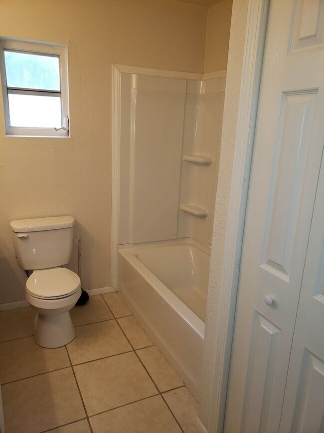 Building Photo - Beautiful 1/1 Centrally Located!!!!