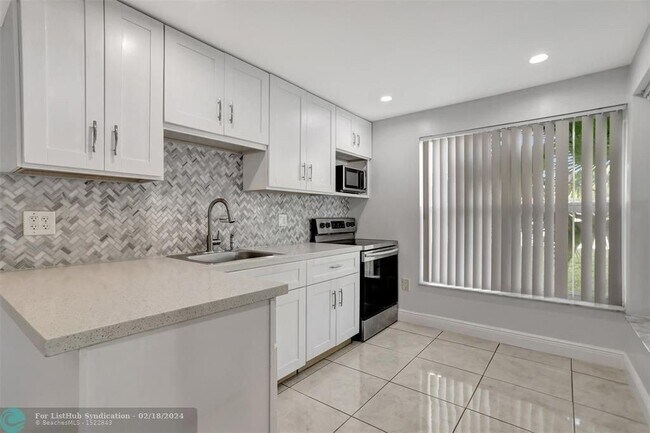 Building Photo - 4156 Inverrary Dr