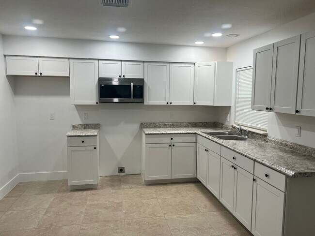 Building Photo - Carmen Ave - Fourplex