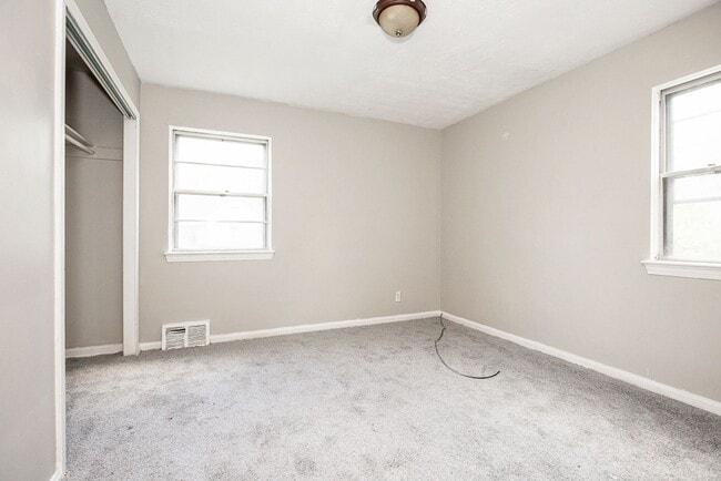 Building Photo - 3 BED 1 BATH BEAUTIFUL SINGLE FAMILY HOME ...
