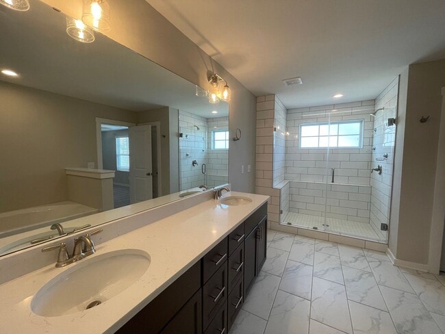 Building Photo - Beautiful Townhome located in Pineville, NC