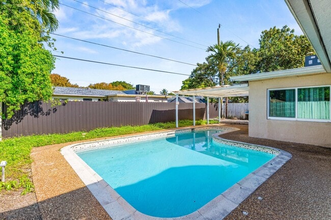 Building Photo - 1121 N 66 Terrace