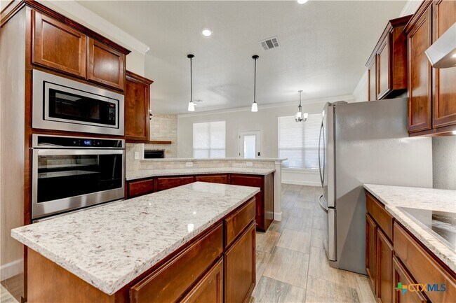 Building Photo - 1040 Vista Dr