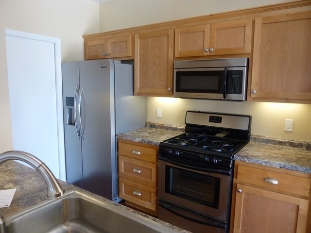 Building Photo - Updated Townhome in Country Club Village Green