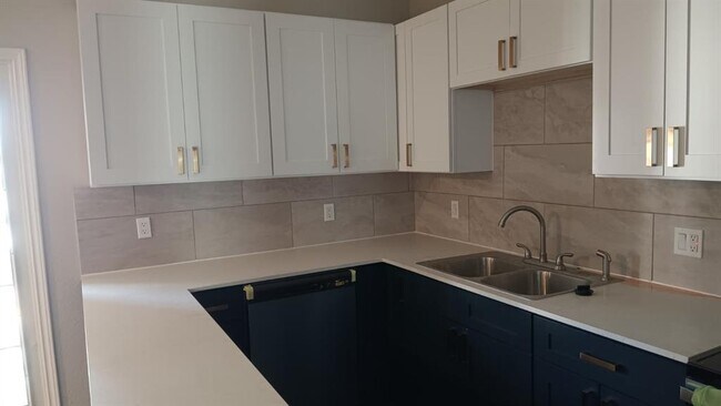 Building Photo - 611 Carpenter Ave