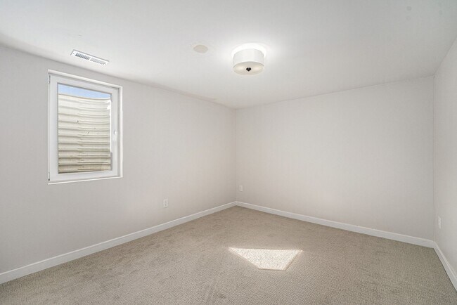 Building Photo - Spacious 6-Bed 3-Bath Home in Federal Heig...