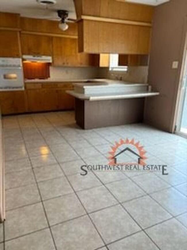 Building Photo - Spacious 3 bedroom 2 bathroom home.