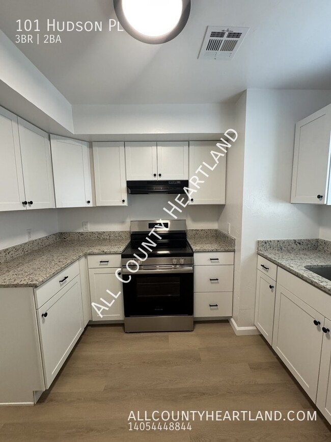 Building Photo - MOVE IN SPECIAL! Updated 3 bed 2 bath in M...