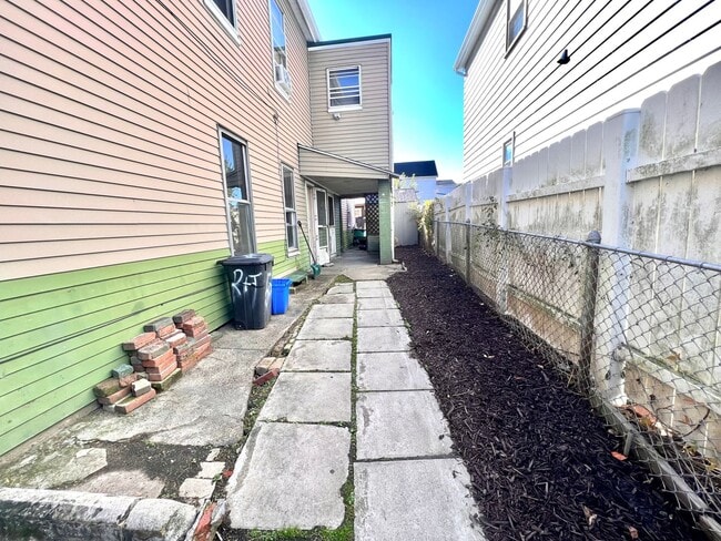 Building Photo - 502 3rd St