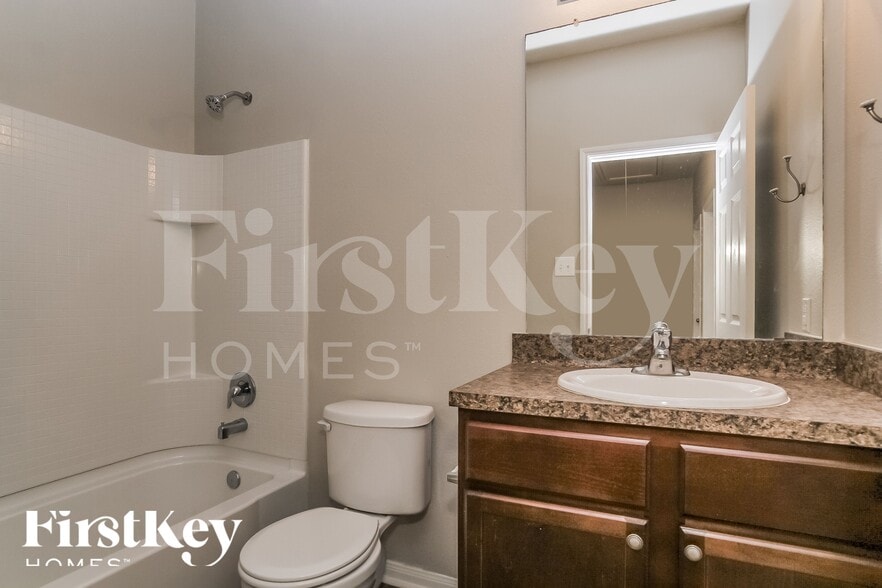 Building Photo - 5623 That Way