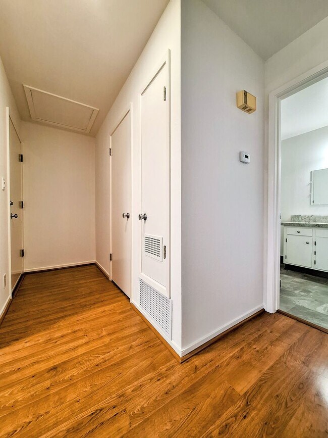 Building Photo - Spacious Second Floor 1bd Condo in Great P...