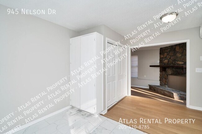 Building Photo - 945 Nelson Dr