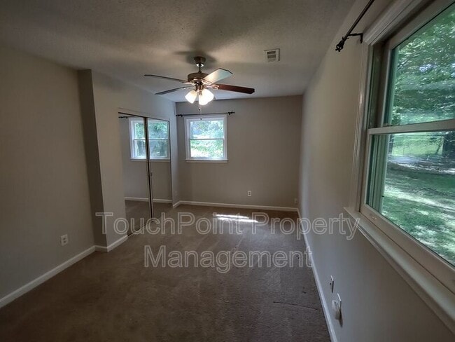 Building Photo - 710 Sharon Dr