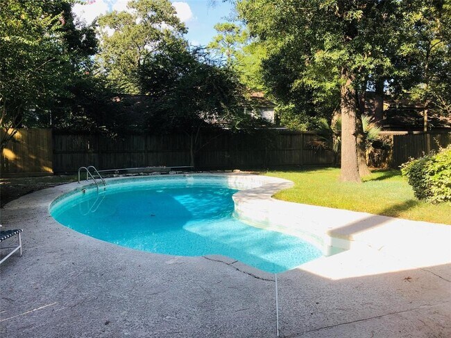 Building Photo - 2123 Lakeville Dr