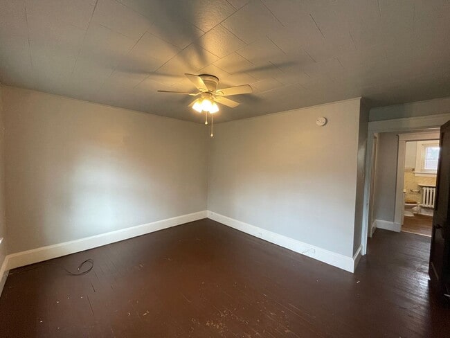 Building Photo - 2 Bedroom Single Family Home in Lancaster!