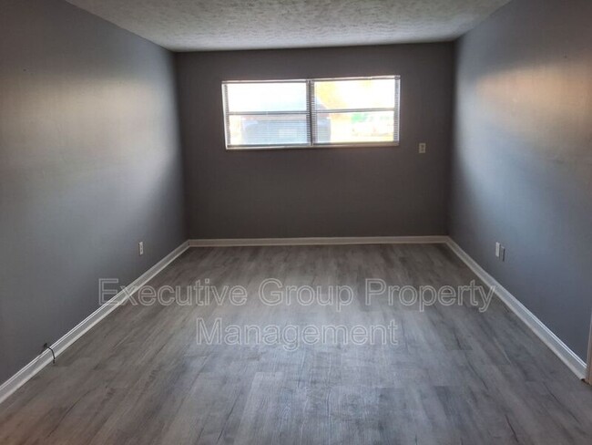 Building Photo - 345 Elmwood Dr