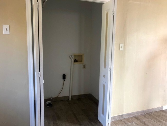 Building Photo - 423-425-425 Moss St