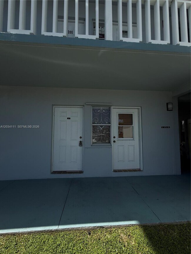 Building Photo - 2200 Park Ln