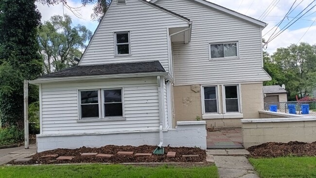 Building Photo - 2044 Garrick Ave