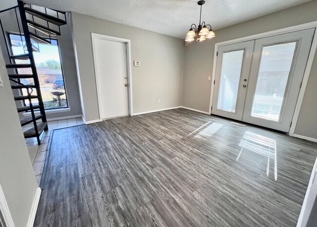 Building Photo - ?Cozy North OKC home with fireplace ?