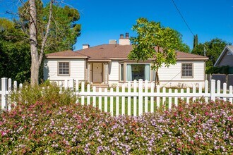 Building Photo - Single-story 3+3 in Woodland Hills w/appli...
