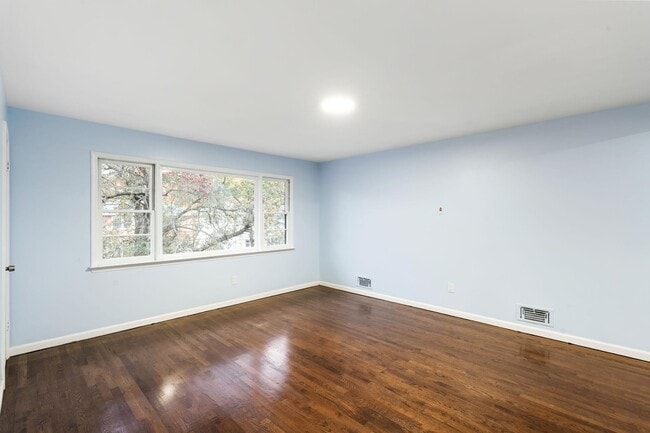 Building Photo - 235 Lakewood Dr