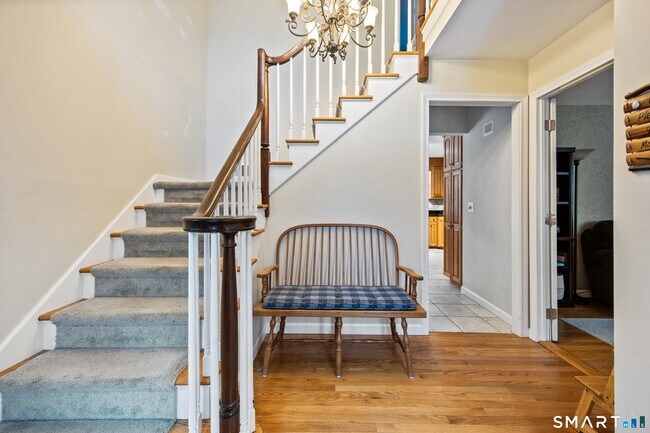 Building Photo - 10 Candlewood Ln