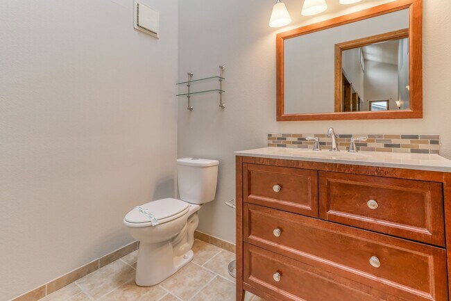 Building Photo - Custom 4BD Salmon Creek Home!