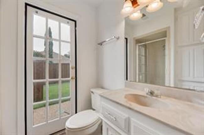 Building Photo - Spacious Plano Home with Swimming Pool!  A must see!