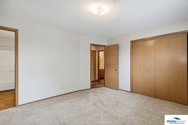 Building Photo - 3 bedroom 2 bath duplex - Derby Schools