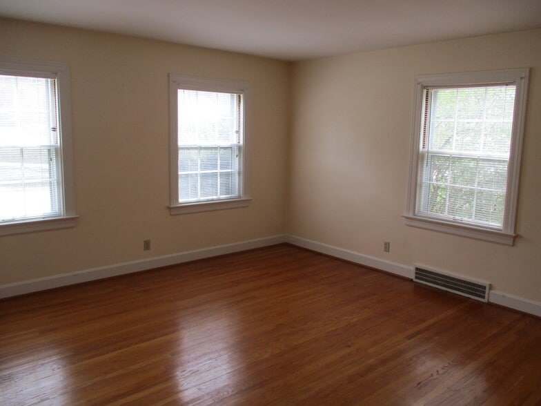 Building Photo - 2721 Brownsboro Rd