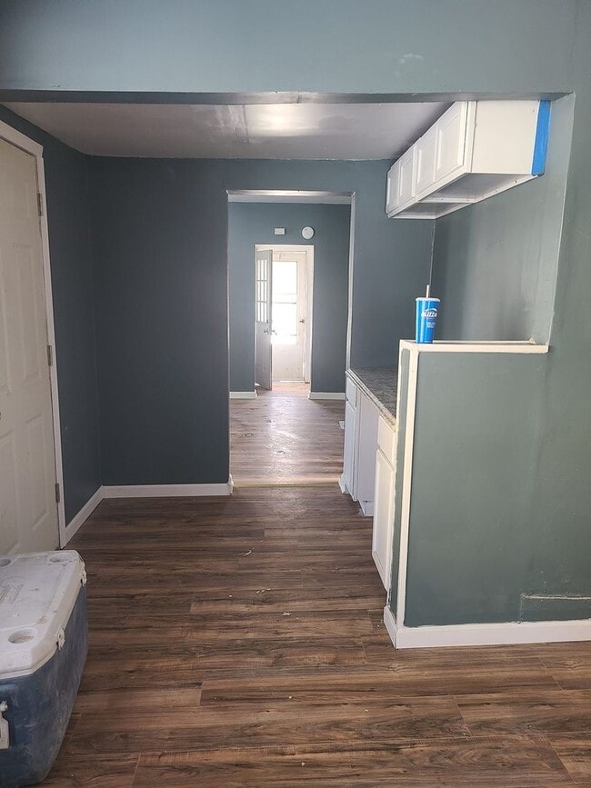 Building Photo - Large 5 bed home