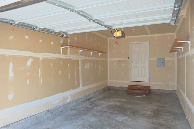 Building Photo - 3-Bedroom With Garage