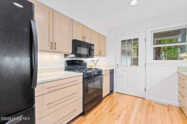 Building Photo - 12 Vallera Rd