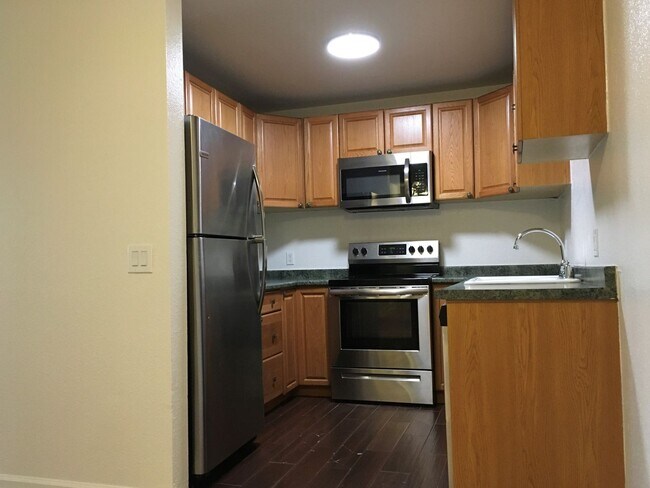 Building Photo - SPACIOUS 2 BEDROOM / 2 BATHROOM CONDO AVAILABLE $1,650.00 PER MONTH
