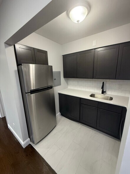 Building Photo - 393 Grove St