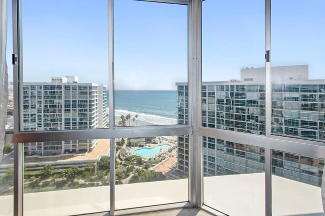 Building Photo - 1750 Avenida Del Mundo