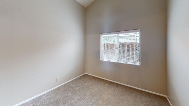 Building Photo - Spacious 4BR/2.5BA Single Level Home in Oc...