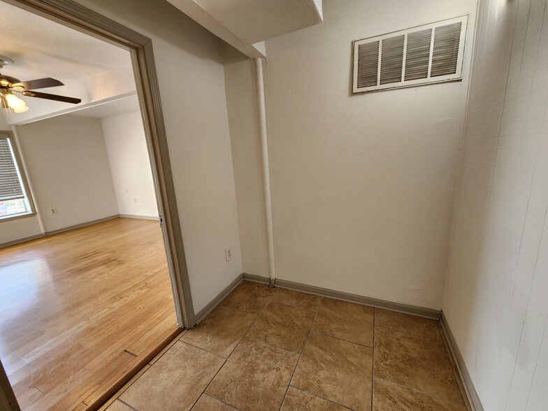 Building Photo - 2491 Canyon Lake Forest #C